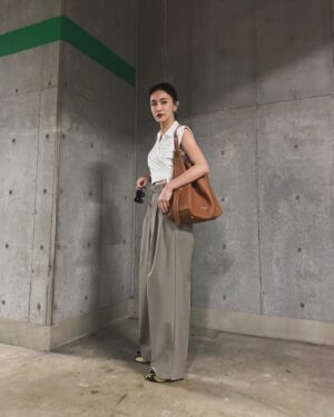Kyoko Hasegawa Instagram - ある日の仕事終わりに。
たまにはヘソ出しファッションもします。
お腹が冷えるからたまに、ですけど。
#afterwork