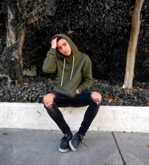 Kyson Facer Instagram - Wearing @stonefeather_official makes sweater weather so much better 👌🏼✖️