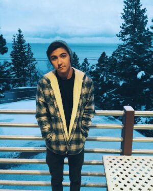 Kyson Facer Instagram - Lake Tahoe is freezing! ❄️ #NorthShore