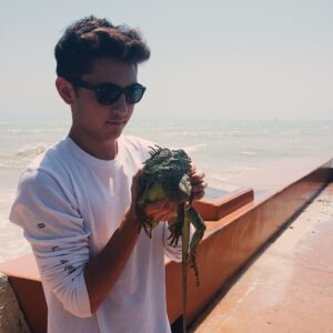Kyson Facer Instagram - No I did not pay to hold it. I found him on the wall and he looked friendly. This is right before he tried to bite me...