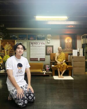 Kyutae Sim Instagram - อาจารย์ คึกฤทธิ์ โสตฺถิผโล ที่วัดนาป่าพงสอนคำสอนของพระพุทธเจ้าที่แท้จริง ”พุทธวจน“ คำสอนที่เป็นอากาลิโกใช้ได้ตลอดการเวลา
ผมได้เข้าค่ายแก้กรรมครั้งที่22 สามวันสองคืนเป็นเวลาที่มีประโยคมากครับ🙏🏻