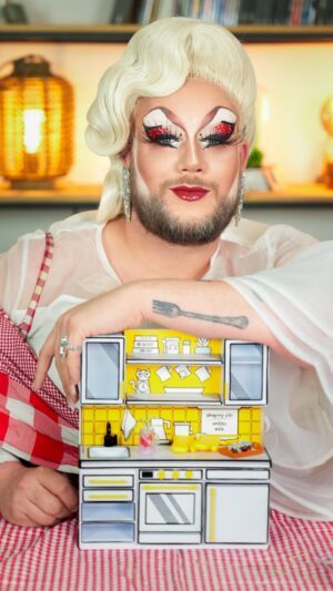 La Big Bertha Instagram - Aujourd’hui je vous cuisine mon propre décor photo avec @officialminiverse ! Et au menu ? Charlotte aux fraises, ramen, pancakes, glaces et .. des ongles pétés !!! 

T’as envie de voir le résultat du shooting ? 

#miniverse #minifood #makeitminifood #minikitchen

DA by @popmodelsagency 
Collaboration commerciale