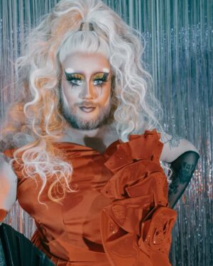 La Big Bertha Instagram - BLUE EYES 

It’s natural ! 
C’etait le @cabaretcares avec ma marraine de burlesque @maudamourleone cette beaaaaaauté. 

Merci @missallanahstarr @manonsavary @marczaffuto @la.neuvieme pour cet event. C’etait la colo du love pour la bonne cause. On refait ça quand ? 🫶🏻

Photo by @marina_viguier 
Red dress @axel_boursier et @eug_genialeuh 
Red wig @m3duza 
Blond wig @baehmbaehmwigs 
Nippies @yokkocherie 

#cabaret #instalive #dragqueen