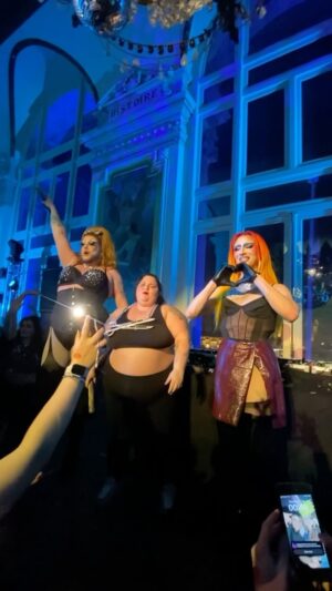 La Big Bertha Instagram - Souvenirs d’une soirée mémorable : la Winter Party ! 🤩
Bravo encore à tous les artistes pour cet incroyable show qui nous a fait danser et chanter jusqu’au bout de la nuit !🕺

⭐️ DJ : @barbarabutch @petrouchka_ 
⭐️ Drag queens : @sara____forever @labigbertha.paris 

🍀 En partenariat avec @laradionova @claapfr