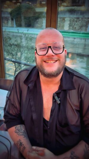 La Big Bertha Instagram - ⚓️ Ce soir, je t’emmène dîner sur la Seine. Pendant 3 mois, @labigbertha.paris s’installe à @lanouvelleseine avec son resto éphémère : « La Table de Bertha » ! Jusqu’au 31 décembre, tu peux venir passer une soirée unique et magique, dans un cadre intimiste, au rythme des flots de la Seine et en admirant Notre Dame.

🧔‍♀️ La star de Drag Race saison 1 (@dragrace_france) a imaginé un menu fidèle à ses valeurs et à ses souvenirs d’enfance. Une carte courte : 3 entrées, 3 plats, 3 desserts. Un menu élaboré avec ses amis @toko_essom (salé) et @muriel_aublet_cuvelier (sucré).

💋 C’est un retour aux sources pour @labigbertha.paris ! C’est ici, sur la scène de @lanouvelleseine (situé sous le resto), qu’elle a commencé il y a 8 ans avec un show d’effeuillage burlesque.

💰 PRIX :
- Entrée   plat : 45€
- Plat   dessert : 45€
- Entrée   plat   dessert : 55€

🎁 CONCOURS TERMINÉ 🎁
Un dîner pour 2 personnes offert à @avaitovich

👉 @lanouvelleseine
📍 3 quai de Montebello - Paris 5 (sur la berge)

——————————————
•
📩 Collab & Partenariat : MP sur Insta ou leparisdalexis@adcrew-paris.com
•
🍴 Collab commerciale —> Je t’informe que le restaurant m’a offert le repas. Mais ca ne change rien, je dis ce que je pense et je garde une totale liberté car le   important pour moi c’est VOTRE confiance !
——————————————
#restaurantparis #restoparis #bonneadresseparis #bonneadresse #paris #france #bonplan #bonplanparis #concours #jeux #gagner #concoursinstagram #jeuconcours #instaconcours #igersfrance #jeuxconcours #concoursinsta #jeu #concoursfrance #cadeau #bigbertha #dragrace #dragracefrance #dragqueen #nickydoll
