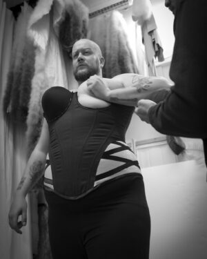La Big Bertha Instagram - SOEUR MARIE BERTHA (Burlesque act) 

C’etait mon tout premier numero d’effeuillage (il y a 9 ans) qu’on a voulu dépoussierer pour lui donner une nouvelle jeunesse. Et je ne pouvais rever mieux que d’avoir @axel_boursier et @eug_genialeuh a mes côtés pour donner vie à mes envies folles. J’aime ce travail de creation d’imagination de realisation et de partage. 

Axel, Eugenie, @evesaintramon (aux photos d’essayage) je vous aime ! Et merci à ma petite serial strasseuse qui a embellit ce corset @lile_ouh ! 

Merci @leny_magoufakis_ pour les videos au @nu.cabaret et big applause a toute l’equipe des lights du cabaret ❤️ 

#dragqueen #burlesque #show