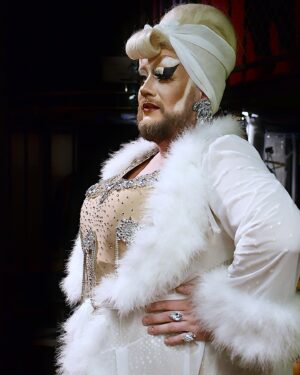 La Big Bertha Instagram - ANGEL … 😏

@labarbichette.cabaret par l’immense @monsieur.gac 

#dragqueen #cabaret #show