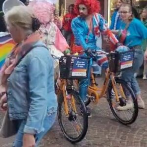 La Big Bertha Instagram - MARRAINE DE LA PREMIERE MARCHE DES FIERTÉS DU TARN🏳️‍🌈🏳️‍⚧️🏳️‍🌈🏳️‍⚧️🫶🏻

Fiére, honorée et émue d’avoir pu apporter ma contribution à ma region natale et à mes racines en ces moments si sombres. C’etait une aprés midi de love de partage de sourires et de force entre freres entre soeurs ! 

30 Juin et 7 Juillet : votons pour nos libertés, faisons barrages aux fachisés pour continuer de nous célébrer ! 

Bravo à @diversites_pastel ! Merci à vous toustes ! Des moments précieux avec mes soeurs @miss_shannabanana @coco_damoiseau @etta_courgette @miss_brandysnap 

BE PROUD - merci aux videastes et photographes ;-) (dont @pearly_poppet @lealopez_hypnose …❤️🫶🏻) 

#dragqueen #pride #tarn