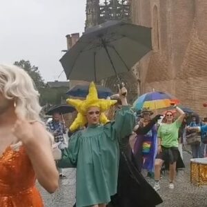 La Big Bertha Instagram - MARRAINE DE LA PREMIERE MARCHE DES FIERTÉS DU TARN🏳️‍🌈🏳️‍⚧️🏳️‍🌈🏳️‍⚧️🫶🏻

Fiére, honorée et émue d’avoir pu apporter ma contribution à ma region natale et à mes racines en ces moments si sombres. C’etait une aprés midi de love de partage de sourires et de force entre freres entre soeurs ! 

30 Juin et 7 Juillet : votons pour nos libertés, faisons barrages aux fachisés pour continuer de nous célébrer ! 

Bravo à @diversites_pastel ! Merci à vous toustes ! Des moments précieux avec mes soeurs @miss_shannabanana @coco_damoiseau @etta_courgette @miss_brandysnap 

BE PROUD - merci aux videastes et photographes ;-) (dont @pearly_poppet @lealopez_hypnose …❤️🫶🏻) 

#dragqueen #pride #tarn