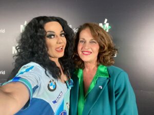 La Prohibida Instagram - Carla es de las personas más comprometidas y coherentes que he conocido en toda mi vida.  Y esto se adivina en su mirada, en su lucha incansable. Ella, que ha visto como este país cambiaba 30 veces, se ha mantenido firme, y con una sonrisa. 
¡Cuanto he aprendido de ella!
Donde esté Carla, ahí estoy yo ❤️ @carla.antonelli @masmadrid @masmadridlgtbi