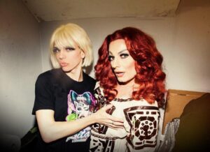 La Prohibida Instagram - Una navidad con Samantha Hudson💕 @badbixsamantha @atresplayer @sumacontent 
La foto es de  @dominikvalvo la noche que nos conocimos justo antes de la pandemia, cuando me despertó de una siesta en un camerino y yo me cabreé muchísimo.
Pero 5 minutos después del conflicto, ya muy bien como  refleja la imagen #UNCSH