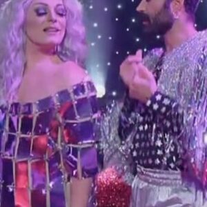 La Prohibida Instagram - Gala Nochevieja, brillo y exceso, FELIZ 24! 
  #tve #cachitosdehierroycromo
vestuario La Prohibida @chaumen_perez