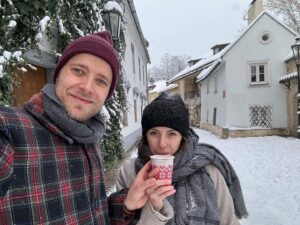 Ladislav Zibura Instagram - Byli jsme se dneska proklouzat Prahou a svět se zdál docela v pořádku. Policisté na hradě staví sněhuláky, děti jezdí na bobech a všude je díky sněhu neobvyklé ticho.

Tedy, kromě kaváren a stánků se svařákem. Kolem nich to je jako před včelím úlem... 

❤️❄️🙋‍♂️
