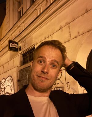 Ladislav Zibura Instagram - Je jedna ráno a já přijel z poslední přednášky sezóny. Vytahal jsem věci z auta, doma políbil spící manželku a nalil si na oslavu skleničku skotské. 

Od začátku roku jsme s Martinem stihli uspořádat celkem 70 přednášek od Opavy až po Cheb – a ještě jsem si u toho s Karolínou odskočil na měsíční svatební cestu po Indonésii, Malajsii a Kambodži.

Byly to krásné čtyři měsíce a já moc děkuju všem, kdo chodí na moje přednášky. Díky vám mi tohle moje zvláštní povolání přijde natolik radostné, že mě stejně jako unavuje, taky dobíjí.

V pátek jedeme se ženou zakončení sezóny oslavit do Berlína. V budově Berlínské filharmonie totiž hrají Berliozovu Symphonie fantastique. Miluju ji a ještě nikdy jsem ji neslyšel naživo.

Projedeme se vlakem a popovídáme si o tom, jak máme hezký život. Potřebujeme tím spíš, že jsme si teď často stěžovali, kolik máme práce. 

Vděčnost je podle mě neomezeným zdrojem chuti do života. A já k ní mám důvodů opravdu hodně.

Takže děkuju všem, s kým jsem letos na přednáškách strávil hezký čas, a už teď se těším na podzim. 

❤️🙋‍♂️