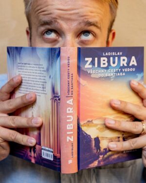 Ladislav Zibura Instagram - Když dostanu do ruky novou knihu, vždycky se nejvíc těším na jednu věc – až k ní přivoním.

Jak bude kniha vonět totiž zůstává tajemstvím až do poslední chvíle. Nedokáže to předpovědět ani nejzkušenější tiskař a jednoduše se dozvíte až tehdy, když ji poprvé otevřete.

Vůni knih nejvýrazněji ovlivňuje papír, ovšem vstupují do ní také další faktory. Mezi nimi dominuje inkoust – každá tiskařská barva voní trochu jinak a když jsou v knize barevné stránky, tak záleží na jejich poměru k těm černobílým a taky zastoupení jednotlivých barev.

Kromě toho má svou vůni také lepidlo vazby a závisí na materiálu desek – na použitém kartonu a taky tom, zda laminujete, nebo ne. 

Aby toho nebylo málo, tak se postupem let vůně jednotlivých knih mění. U novějších knih intenzivněji cítíte inkoust, ten ale postupně mizí a vítězí vůně papíru.

Už roky tiskneme na stejný papír, švédský krémový Munken. Přesto každá moje kniha voní jinak.

V úterý jsem poprvé dostal do ruky tu novou a přivoněl k ní. Dosud převládá inkoust a takhle to mám nejraději.

Tak ať se vám hezky čte a čichá! 

<3
