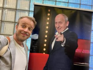 Ladislav Zibura Instagram - Kdo uhádne, kde budu dneska večer, nevyhraje nic, protože to bylo příliš lehké.

Každopádně, @show_jana_krause jsme natáčeli včera a znovu jsem se utvrdil v tom, co si myslím už od první návštěvy...

Pan Kraus je milý člověk a má kolem sebe prima štáb. 

Představte si, že všichni ještě po osmi letech věděli, že už jsem u nich jednou byl.

Nu, moc příjemný večer jsem si užil a jakkoli se stydím koukat na svoje rozhovory, dneska si snad tu primu od půl desáté pustím.

❤️🙋‍♂️