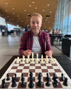 Ladislav Zibura Instagram - A o knihovně v Helsinkách jste slyšeli? Já tu trávím už třetí den a nepřestávám se divit.

Představte si třípatrovou prosklenou budovu hned vedle hlavního nádraží, která je od rána do večera plná lidí.

Do knihovny Oodi se chodí číst, pracovat, učit se, koukat na filmy, hrát si a odpočívat. 

O rozvážení knih se starají roboti a rozsah toho, co knihovna nabízí, je neuvěřitelný.

Celý den tu běží kurzy všeho možného - pletení, modelování nebo hraní minecraftu. Můžete si tady vytisknout věci na 3d tiskárnách či velkoplošném plotteru nebo si zajít do kina, co hraje několikrát denně.

Pokud se věnujete hudbě, můžete si půjčit hudební nástroje a ve zkušebně pořídit nahrávku. Potřebujete-li pracovat, můžete si zamluvit studovny či coworkingové místnosti.

A relaxace? Dvě kavárny, jedna restaurace, speciální odhlučněné židle ve tvaru vajíčka a nespočet míst k sezení a ležení úplně všude včetně venkovní terasy.

Před budovou je hřiště - a vy si v infocentru můžete půjčit míč a jít si zasportovat. Matky tu mají kojící koutek, děti dětský koutek a senioři kompletně bezbariérové prostředí a množství kurzů už od rána.

Lidi tu tráví volný čas a baví se spolu - zázračně ale tak potichu, že nikoho neruší. Když přijdete sami, můžete si sednout k šachovému stolku a počkat na někoho, kdo si s vámi zahraje.

Nejvíc pozoruhodné mi přijde, kolik je tady lidí všeho věku. Dveře se skoro nezavřou, přesto je tu pro každého pořád místa dost.

Na fotkách je jenom zlomek. Na většině míst se totiž fotit nesmí - pro soukromí čtenářů.

Když tu sedíte, cítíte, jak do vás plíživě vstupuje klid. Ohromující budova!

🇫🇮