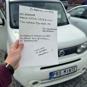Ladislav Zibura Instagram - Lifehack pro dnešní den: na velkých nádražích Českých drah najdete vyhrazená parkovací místa pro veřejnost.

Můžete je využít na 24–48 hodin zdarma nebo za symbolický poplatek. Dokonce i Prahu dostanete za dvě stě korun.

Abyste na parkování měli nárok, stačí si pořídit jízdenku někam daleko.

A taky mít tiskárnu. 

A přesně vlastnictví tiskárny se u mě dneska v Pardubicích ukázalo jako úzké hrdlo...

:D