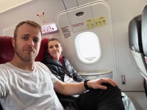 Ladislav Zibura Instagram - Místa u nouzového východu – business class pro střední třídu. Vždycky jsem se jim vyhýbal, protože jsou za příplatek, ale tentokrát jsme se plácli přes kapsu.

Na hodinový let si je totiž nikdo nezaplatil. Nikdo, kromě nás. Kvůli zpoždění nám totiž uletělo letadlo a tohle byla poslední dvě místa v tom dalším.

Tohle je náš rich life! 

🤷‍♂️😃