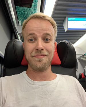 Ladislav Zibura Instagram - Právě jsem v Praze za tři minuty doběhl z Opletalovy ulice na nástupiště 5J a stihl nastoupit do vlaku, který deset sekund nato odjel.

Znovu jsem tím ověřil tezi, kterou formuluji posledních deset let, kdy jezdím vlakem za přednáškami.

Pokud umíte chodit svižným krokem, stačí dorazit na libovolné vlakové nádraží v Česku 5 minut před odjezdem vlaku a pohodlně to stihnete.

Tři minuty už jsou napnuté, ale jde to stihnout i v Praze.

Za dvě minuty to obvykle stihnete na libovolném menším nádraží nebo i větším, když poběžíte.

Minutu má smysl zkusit a doufat. 

Pamatujte, že naděje a rekreační běžci umírají poslední!

😃❤️🚶