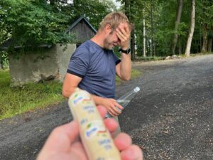 Ladislav Zibura Instagram - "Ladislave, vymačkal jsem si moc opalovacího krému. Nechceš se taky namazat?"

"Jasně, díky!"

*mažu se*

*Jakub se podezřele hihňá*

Správný kamarád je ten, kdo vám na čundru i ve 32 letech namísto opalovacího krému podstrčí tavený sýr z tuby a ještě si to celý nafotí. 

Namazal jsem si taveňákem celej obličej včetně koutů. 

Díky, Jakube!

😃🤷‍♂️