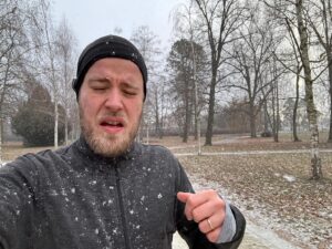 Ladislav Zibura Instagram - Když nejedu za přednáškami vlakem, nýbrž autem, vždycky si s sebou vozím tělocvik. Po cestě si vyhlédnu hezké místo, zastavím tam a jdu si zaběhat.

Vždycky si udělám fotku na památku, abych si jednou mohl připomenout, kde všude jsem se takhle proběhl.

A taky s jakou radostí! Ta z mé včerejší fotografie z Prostějova přímo čiší. 

😃🤷‍♂️