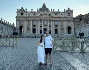 Ladislav Zibura Instagram - Vždycky mi přišlo pozoruhodné se po letech vracet na stejné místo. Člověk díky tomu vidí, jak se všechno mění. Lidé, města a především on samotný...

Před dvanácti lety jsem do Říma putoval pěšky z domova. Tehdy mi to trvalo 37 dní. 

Teď jsme se na Náměstí svatého Petra vydali s manželkou a budoucím potomkem z hotelu. I s pauzou na zmrzlinu nám to zabralo půl hodiny. 

Kdybychom kolem sebe na náměstí prošli ve stejný čas, tak se nejspíš ani nepoznáme.

Všechno se v mým životě mění. A obyčejně docela jiným směrem, než bych předpokládal. 

Přijde mi to takhle nejlepší. Můžu díky tomu být zvědavej a zároveň věřit v lepší zítřky.