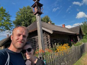 Ladislav Zibura Instagram - Litva je země těch nejkrásnějších jezírek a chaloupek, které stojí po boku budov ze sovětských časů.

Země archaického jazyka, který skoro nezná sprostá slova, a taky ráj kopru a topinek s česnekem. Ty tu krájí na úzké nudličky – snad aby byly patřičně malé, jako všechno v Litvě. Kupříkladu nejvyšší hora téhle pobaltské zemičky se šplhá do 294 metrů nad mořem. 

Z každého kousku krajiny i úzkých uliček měst na vás tady dýchá zvláštní klid. Když se ale ohlédnete do minulosti, tušíte, že za ním nestojí blahobyt, nýbrž smíření.

V Litvě se nikdy nežilo snadno. A už vůbec ne v dobách sovětské okupace a masových odsunů obyvatel na Sibiř, které nakrátko vystřídala okupace nacistická a spolu s ní další vysidlování a další tragické příběhy.

To všechno už ale zarůstá trávou na hřbitovech, kterým tady nestaví ploty. Jsou přirozenou součástí lesů, parků a veřejného prostoru vůbec. Stejně jako jistá melancholie, jež se nad zemí vznáší.

Ale melancholie je jen lehká. Každý den se rozplyne už s ranní mlhou, když si ve své chatičce poprvé kousnete do žitného chleba a napijete se kefíru. 

Pak začne svítit slunce, čápi z nejbližšího komína se rozletí za potravou a vás zaplaví pocit, že svět je tady úplně v pořádku.

❤️🇱🇹
