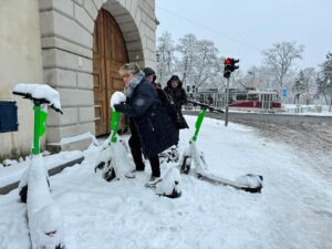 Ladislav Zibura Instagram - Byli jsme se dneska proklouzat Prahou a svět se zdál docela v pořádku. Policisté na hradě staví sněhuláky, děti jezdí na bobech a všude je díky sněhu neobvyklé ticho.

Tedy, kromě kaváren a stánků se svařákem. Kolem nich to je jako před včelím úlem... 

❤️❄️🙋‍♂️