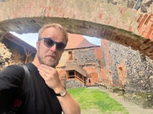 Ladislav Zibura Instagram - Včera jsem měl dvě přednášky v Klatovech, dneska zase mám dvě přednášky v Plzni. 

Když už je takhle krásně, nezbylo než si víkend zpestřit pohledem na to, jak vykládá někdo jiný.

Po cestě jsem se tak zastavil za Petrou, která mě včera v Klatovech pozvala na prohlídku hradu Švihov. A dobře jsem udělal!

Na hradě mě jako obyčejně nejvíc nadchnul nepodstatný detail... Aby návštěvníci nesedali na historický nábytek, mají na každé z desítek židlí rozesetých po hradě položený bodlák.

Hrad je každopádně parádní, plný návštěvníků a ve výborné kondici. A taky s malovaným kazetovým stropem, který bych moc chtěl do vlastní ložnice!

Že máme na každém rohu s láskou opečovávanou památku, vnímám jako jednu z největších devíz Česka. Ve většině zemí světa to takhle není, fakt že ne!