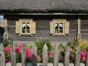 Ladislav Zibura Instagram - Litva je země těch nejkrásnějších jezírek a chaloupek, které stojí po boku budov ze sovětských časů.

Země archaického jazyka, který skoro nezná sprostá slova, a taky ráj kopru a topinek s česnekem. Ty tu krájí na úzké nudličky – snad aby byly patřičně malé, jako všechno v Litvě. Kupříkladu nejvyšší hora téhle pobaltské zemičky se šplhá do 294 metrů nad mořem. 

Z každého kousku krajiny i úzkých uliček měst na vás tady dýchá zvláštní klid. Když se ale ohlédnete do minulosti, tušíte, že za ním nestojí blahobyt, nýbrž smíření.

V Litvě se nikdy nežilo snadno. A už vůbec ne v dobách sovětské okupace a masových odsunů obyvatel na Sibiř, které nakrátko vystřídala okupace nacistická a spolu s ní další vysidlování a další tragické příběhy.

To všechno už ale zarůstá trávou na hřbitovech, kterým tady nestaví ploty. Jsou přirozenou součástí lesů, parků a veřejného prostoru vůbec. Stejně jako jistá melancholie, jež se nad zemí vznáší.

Ale melancholie je jen lehká. Každý den se rozplyne už s ranní mlhou, když si ve své chatičce poprvé kousnete do žitného chleba a napijete se kefíru. 

Pak začne svítit slunce, čápi z nejbližšího komína se rozletí za potravou a vás zaplaví pocit, že svět je tady úplně v pořádku.

❤️🇱🇹