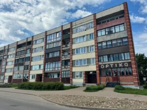 Ladislav Zibura Instagram - Litva je země těch nejkrásnějších jezírek a chaloupek, které stojí po boku budov ze sovětských časů.

Země archaického jazyka, který skoro nezná sprostá slova, a taky ráj kopru a topinek s česnekem. Ty tu krájí na úzké nudličky – snad aby byly patřičně malé, jako všechno v Litvě. Kupříkladu nejvyšší hora téhle pobaltské zemičky se šplhá do 294 metrů nad mořem. 

Z každého kousku krajiny i úzkých uliček měst na vás tady dýchá zvláštní klid. Když se ale ohlédnete do minulosti, tušíte, že za ním nestojí blahobyt, nýbrž smíření.

V Litvě se nikdy nežilo snadno. A už vůbec ne v dobách sovětské okupace a masových odsunů obyvatel na Sibiř, které nakrátko vystřídala okupace nacistická a spolu s ní další vysidlování a další tragické příběhy.

To všechno už ale zarůstá trávou na hřbitovech, kterým tady nestaví ploty. Jsou přirozenou součástí lesů, parků a veřejného prostoru vůbec. Stejně jako jistá melancholie, jež se nad zemí vznáší.

Ale melancholie je jen lehká. Každý den se rozplyne už s ranní mlhou, když si ve své chatičce poprvé kousnete do žitného chleba a napijete se kefíru. 

Pak začne svítit slunce, čápi z nejbližšího komína se rozletí za potravou a vás zaplaví pocit, že svět je tady úplně v pořádku.

❤️🇱🇹