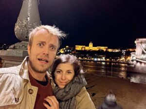 Ladislav Zibura Instagram - Ráno jsme sedli na vlak a teď je všude kolem nás Budapešt. 

Po následující dva dny se to nezmění, a tak se ptám – co tady můžeme zažít (a ideálně to v Česku nemáme)?

Máme rádi kuriozity, chytrá muzea, jídlo, co draze jen chutná, a houbaření.

Karolína je intelektuálka, já sice při čtení slabikuju, ale líbí se mi muzea, protože je tam všechno starší než já.

Maďarsky se teprve učíme, ale máme rádi místa oblíbená u místních, kterými jsme ostatně na následující dva dny také my.

Děkujeme za tipy a výherci soutěže o nejlepší radu přivezeme klobásu...

🙋‍♂️⛪️🕵️‍♂️