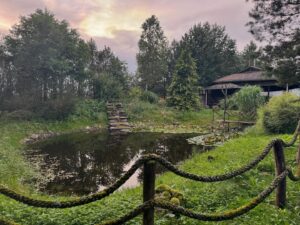 Ladislav Zibura Instagram - Litva je země těch nejkrásnějších jezírek a chaloupek, které stojí po boku budov ze sovětských časů.

Země archaického jazyka, který skoro nezná sprostá slova, a taky ráj kopru a topinek s česnekem. Ty tu krájí na úzké nudličky – snad aby byly patřičně malé, jako všechno v Litvě. Kupříkladu nejvyšší hora téhle pobaltské zemičky se šplhá do 294 metrů nad mořem. 

Z každého kousku krajiny i úzkých uliček měst na vás tady dýchá zvláštní klid. Když se ale ohlédnete do minulosti, tušíte, že za ním nestojí blahobyt, nýbrž smíření.

V Litvě se nikdy nežilo snadno. A už vůbec ne v dobách sovětské okupace a masových odsunů obyvatel na Sibiř, které nakrátko vystřídala okupace nacistická a spolu s ní další vysidlování a další tragické příběhy.

To všechno už ale zarůstá trávou na hřbitovech, kterým tady nestaví ploty. Jsou přirozenou součástí lesů, parků a veřejného prostoru vůbec. Stejně jako jistá melancholie, jež se nad zemí vznáší.

Ale melancholie je jen lehká. Každý den se rozplyne už s ranní mlhou, když si ve své chatičce poprvé kousnete do žitného chleba a napijete se kefíru. 

Pak začne svítit slunce, čápi z nejbližšího komína se rozletí za potravou a vás zaplaví pocit, že svět je tady úplně v pořádku.

❤️🇱🇹
