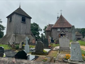 Ladislav Zibura Instagram - Litva je země těch nejkrásnějších jezírek a chaloupek, které stojí po boku budov ze sovětských časů.

Země archaického jazyka, který skoro nezná sprostá slova, a taky ráj kopru a topinek s česnekem. Ty tu krájí na úzké nudličky – snad aby byly patřičně malé, jako všechno v Litvě. Kupříkladu nejvyšší hora téhle pobaltské zemičky se šplhá do 294 metrů nad mořem. 

Z každého kousku krajiny i úzkých uliček měst na vás tady dýchá zvláštní klid. Když se ale ohlédnete do minulosti, tušíte, že za ním nestojí blahobyt, nýbrž smíření.

V Litvě se nikdy nežilo snadno. A už vůbec ne v dobách sovětské okupace a masových odsunů obyvatel na Sibiř, které nakrátko vystřídala okupace nacistická a spolu s ní další vysidlování a další tragické příběhy.

To všechno už ale zarůstá trávou na hřbitovech, kterým tady nestaví ploty. Jsou přirozenou součástí lesů, parků a veřejného prostoru vůbec. Stejně jako jistá melancholie, jež se nad zemí vznáší.

Ale melancholie je jen lehká. Každý den se rozplyne už s ranní mlhou, když si ve své chatičce poprvé kousnete do žitného chleba a napijete se kefíru. 

Pak začne svítit slunce, čápi z nejbližšího komína se rozletí za potravou a vás zaplaví pocit, že svět je tady úplně v pořádku.

❤️🇱🇹