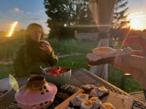 Ladislav Zibura Instagram - Estonsko je země, kde si můžete připadat na světě sami. A taková místa jsou čím dál vzácnější...

Před pěti lety jsem Estonsko projížděl stopem. Do paměti se mi zarylo zdejší ticho, prostor a dojem nekonečnosti letních dnů na severu. 

Teď jsme s Karolínou hledali místo v Evropě, kam si jet odpočinout od lidí. A vydali jsme se právě za estonskými lesy, rašeliništi, žitným chlebem a vůní soli ve vzduchu.

A bylo to skvělé! Estonsko se vám vkrade do srdce, kus ho obsadí a už nikdy nezmizí. A já jsem tomu moc rád...

❤️🇪🇪🫎