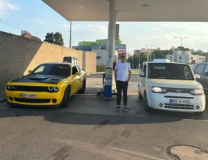 Ladislav Zibura Instagram - Věděli jste, že je možný, aby dvě auta měla stejnou SPZ? Já se to dozveděl až náhodou ve středu na čerpací stanici. 

S pánem jsme si podali ruce a popřáli mnoho zdaru. 

😀 🤷‍♂️

#ouhsorry #prominte