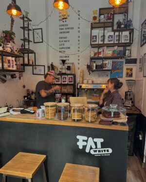 Ladislav Zibura Instagram - Američan platí kafe v kavárně ve Varšavě:

"How do you say thank you in Polish?" ptá se.

"We usually don't," zavrtí hlavou barista.

😀