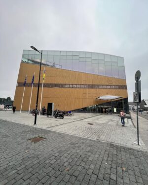 Ladislav Zibura Instagram - A o knihovně v Helsinkách jste slyšeli? Já tu trávím už třetí den a nepřestávám se divit.

Představte si třípatrovou prosklenou budovu hned vedle hlavního nádraží, která je od rána do večera plná lidí.

Do knihovny Oodi se chodí číst, pracovat, učit se, koukat na filmy, hrát si a odpočívat. 

O rozvážení knih se starají roboti a rozsah toho, co knihovna nabízí, je neuvěřitelný.

Celý den tu běží kurzy všeho možného - pletení, modelování nebo hraní minecraftu. Můžete si tady vytisknout věci na 3d tiskárnách či velkoplošném plotteru nebo si zajít do kina, co hraje několikrát denně.

Pokud se věnujete hudbě, můžete si půjčit hudební nástroje a ve zkušebně pořídit nahrávku. Potřebujete-li pracovat, můžete si zamluvit studovny či coworkingové místnosti.

A relaxace? Dvě kavárny, jedna restaurace, speciální odhlučněné židle ve tvaru vajíčka a nespočet míst k sezení a ležení úplně všude včetně venkovní terasy.

Před budovou je hřiště - a vy si v infocentru můžete půjčit míč a jít si zasportovat. Matky tu mají kojící koutek, děti dětský koutek a senioři kompletně bezbariérové prostředí a množství kurzů už od rána.

Lidi tu tráví volný čas a baví se spolu - zázračně ale tak potichu, že nikoho neruší. Když přijdete sami, můžete si sednout k šachovému stolku a počkat na někoho, kdo si s vámi zahraje.

Nejvíc pozoruhodné mi přijde, kolik je tady lidí všeho věku. Dveře se skoro nezavřou, přesto je tu pro každého pořád místa dost.

Na fotkách je jenom zlomek. Na většině míst se totiž fotit nesmí - pro soukromí čtenářů.

Když tu sedíte, cítíte, jak do vás plíživě vstupuje klid. Ohromující budova!

🇫🇮