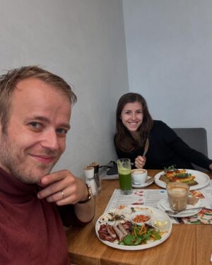 Ladislav Zibura Instagram - Poslední snídaně na Praze 1. Na ty dva roky v obklopení historie budu vzpomínat moc rád. A občas to byla i zábava... Jednou nám třeba na rudlíku přivezli sušičku pod orloj a volali mi, že jsou pod starými velkými hodinami a neví, kam dál.

Teď je zase čas se posunout dál, tentokrát blíž k zeleni, do Holešovic. 

Jsem asi jediný člověk, který má rád stěhování. Každé místo totiž znamená nové dobrodružství. A všechno to zařizování a objevování vám pocitově prodlouží život...

Ale ten pohled z okna na Týnský chrám mi bude chybět.

❤️🙋‍♂️