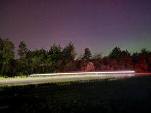 Ladislav Zibura Instagram - Na sítích se včera objevila zpráva o blížící se polární záři. Zpozorněl jsem jako vždy. Toužím auroru vidět od dětství. 

Se ženou jsme zrovna přišli z divadla. Ověřili jsme informaci v zahraničních médiích a začali diskutovat, zda polární záři nemůžeme vyrazit pozorovat někam do hor.

Stáhnul jsem si mobilní aplikaci s předpověďmi. Nepochopitelně hlásila výskyty po celé Evropě včetně Itálie.

Diskutoval jsem se ženou, že to asi budou místa pozorování za celou historii aplikace.

Na sítích se množily fotografie. Nebyla to historie, dělo se to teď!

Musíme jet za Prahu, to bylo jasný!

Převlékli jsme se, vzali do ruky láhev nealkoholického sektu a seběhli na ulici. Sedli jsme do auta a projeli centrem přetékajícím opilými lidmi.

Na okraj Prahy nám to trvalo třicet minut. U kruhového objezdu jsme vyběhli z auta... a viděli jen projíždějící vozidla. Akorát mobil zachytil doznívající záři nad obzorem.

Doma jsme si pak prohlédli fotky lidí, co polární záři viděli z balkónů v centru Prahy. V době, kdy jsme nad mobilem řešili, kam do hor vyrazit.

I v roce 2024 je evidentně občas lepší otevřít okno...

😀 🤷‍♂️