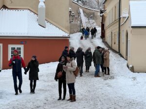 Ladislav Zibura Instagram - Byli jsme se dneska proklouzat Prahou a svět se zdál docela v pořádku. Policisté na hradě staví sněhuláky, děti jezdí na bobech a všude je díky sněhu neobvyklé ticho.

Tedy, kromě kaváren a stánků se svařákem. Kolem nich to je jako před včelím úlem... 

❤️❄️🙋‍♂️