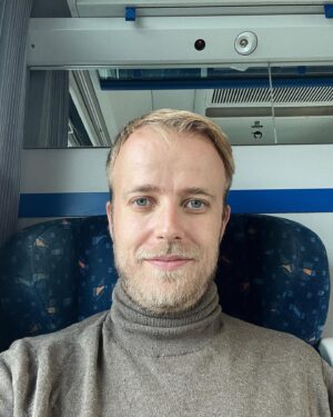 Ladislav Zibura Instagram - Venku začíná být chladno a to pro mě zmamená jediné... Po devíti měsících jsem si zase sbalil kufr a vydávám se na turné s novou přednáškou o cestě po Namibii a Botswaně.

Vyrážím takhle za přednáškami osm let a lidi se mě často ptají, jestli mě to ještě baví. 

Ve skutečnosti mě přednášky baví čím dál víc. Každý sál totiž má jinou atmosféru a pokaždé se sejde jiné publikum. Vždycky volím trochu jiná slova, hraju si s hlasem a učím se co nejvíc vnímat lidi v sále.

Dnes v Českém Těšíně, zítra v Rožnově pod Radhoštěm... a během října, listopadu a prosince v podstatě všude od Břeclavi až po Sokolov.

Pobavit a zaujmout publikum, to se člověk může učit celý život. Různých proměnných je totiž víc, než by vás napadlo – třeba světlo v sále, délka části před přestávkou, hlasitost hudby, poloha na pódiu, nastavení projektoru nebo efektivní výměna vzduchu o přestávce.

Pokaždé je to jiné, a když přijíždím s kufrem na přednášku (vždycky s tříhodinovým předstihem), začínáme s techniky vystoupení vymýšlet na míru pro daný den.

S kufrem zase odjíždím o šest až devět hodin později. Odjíždím bohatší o novou zkušenost a taky vzpomínku. Unavený, štastný a s velkou úlevou, že se nám to zase povedlo odehrát až do konce.

Pořád je, co se učit, a díky tomu tuhle práci miluju. Učím se ve městech, ke kterým už mám vztah, protože tam jezdím roky. A učím se ve společnosti lidí z divadel a kin, kteří jsou obyčejně srdcaři se smyslem pro romantiku těchle staromilských institucí.

Fakt bych vám přál je všechny znát. Stejně jako bych vám přál pracovat s Martinem, Terezou, Lucií a dalšími báječnými lidmi, kteří mi všechno domlouvají a pečují o to, abych nezahálel.

Moc díky všem, kdo na moje přednášky chodíte. Díky vám začínám už devátý rok tohohle krásnýho dobrodružství ve vláčcích a na pódiu.

A teď už se loučím. Vlak zrovna zastavil v Těšíně a já vyrážím s kufrem do kina.

❤️🙋‍♂️🇨🇿🇸🇰