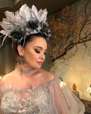 Lale Başar Instagram - Sihirli annem 🧚 Birlikte güzelleşiyoruz😇
Stylıng: @1aslikmr 
#sihirliannem 
@prfashionpr @beyzadoluca
