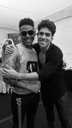 Lalo Brito Instagram - ¡Un sueño cantar este rolón! Gracias por prestar esta joya tan hermosa, eres un crack hermano @kalimbaofficial ! 👊⚡️ #nomequieroenamorar