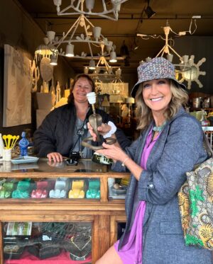 Lara Spencer Instagram - Who's up for a little FLEA MARKET FLIPPIN FRANCE!!!!! Always a sucker for a 🐍! This little Bronze beauty needs a rewire and a new shade and she's going to look ssssssssssssssso chic!!! I loved Ssssssssophie at the Marche en Puce Vernaison who stayed open in the rain!!! More coming here on Instagram and on @goodmorningamerica live from Paris!