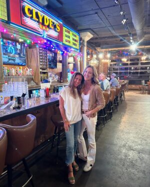 Lara Spencer Instagram - It was hard to say goodbye to my baby at college drop off, then stressful to have flight cancelled with no other flights available for the night.... BUT if we moms have to be stranded-there's no place we would rather do it. :). Thanks Nashville for always delivering. ❤️🎸