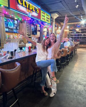 Lara Spencer Instagram - It was hard to say goodbye to my baby at college drop off, then stressful to have flight cancelled with no other flights available for the night.... BUT if we moms have to be stranded-there's no place we would rather do it. :). Thanks Nashville for always delivering. ❤️🎸