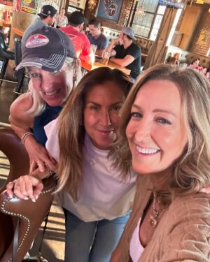 Lara Spencer Instagram - It was hard to say goodbye to my baby at college drop off, then stressful to have flight cancelled with no other flights available for the night.... BUT if we moms have to be stranded-there's no place we would rather do it. :). Thanks Nashville for always delivering. ❤️🎸