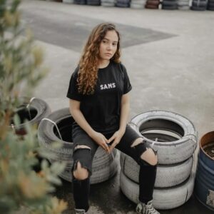 Larasati Nugroho Instagram - cuy lo gak SANS klo ga pake ne kaos ........asleeee
Mao ???? Cek @sans.story 
Terus beli 
Biar SANS. 🤘